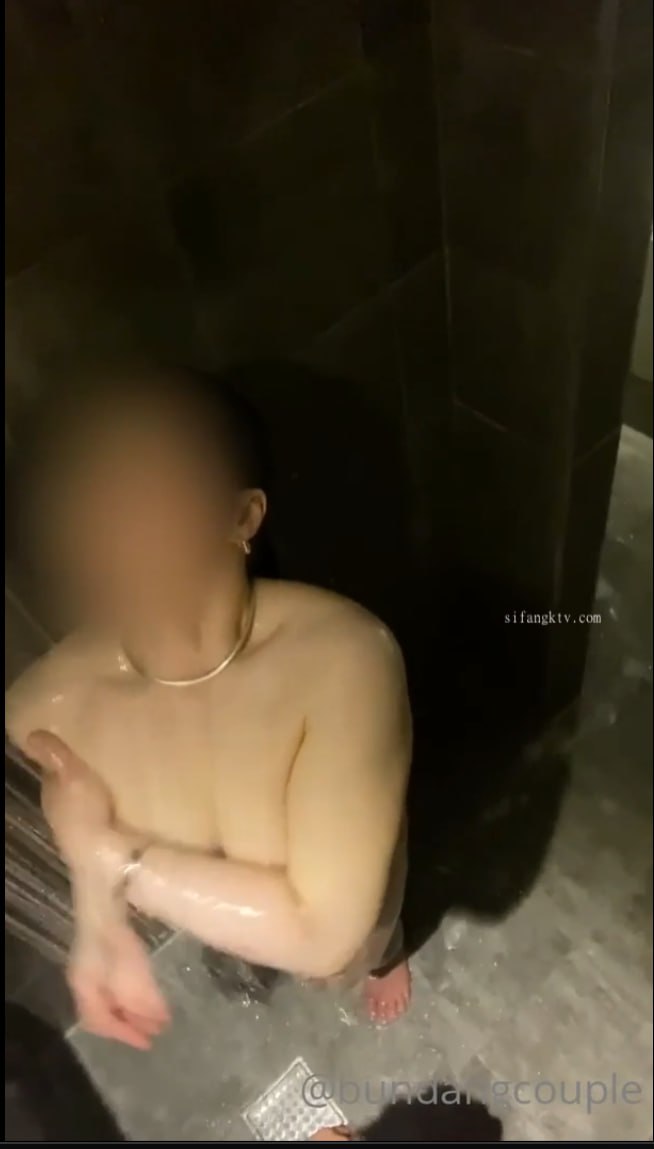 辍学太妹带社会人朋友,出租屋捆绑同住同学,发育的不错,嫩茓没多少毛